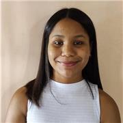 Profesor de inglés que imparte clases a niños de distintas edades